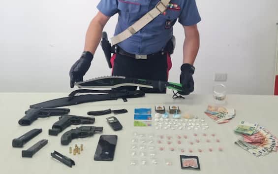 bombe a mano armi e droga arrestato 22enne nel milanese