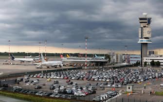 Il cielo ancora coperto dalle nubi sopra l'aeroporto di Malpensa, 15 maggio 2015.
ANSA/MATTEO BAZZI