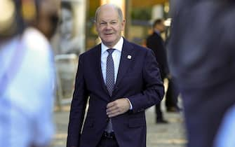 epa10903267 German Chancellor Olaf Scholz arrives to attend the informal meeting of heads of state and government of the EU-27 in Granada, Spain, 06 October 2023.  EPA/Pepe Torres