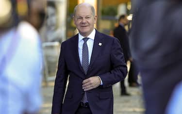 epa10903267 German Chancellor Olaf Scholz arrives to attend the informal meeting of heads of state and government of the EU-27 in Granada, Spain, 06 October 2023.  EPA/Pepe Torres