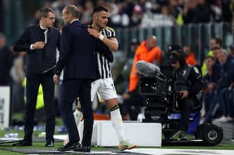 Torino, Italy. 28th Oct, 2023. Massimiliano Allegri, head coach of Juventus Fc (L) embraces Filip Kostic of Juventus Fc (R) during the Serie A football match beetween Juventus Fc and Hellas Verona FC at Allianz Stadium on October 28, 2023 in Turin, Italy . Credit: Marco Canoniero/Alamy Live News
