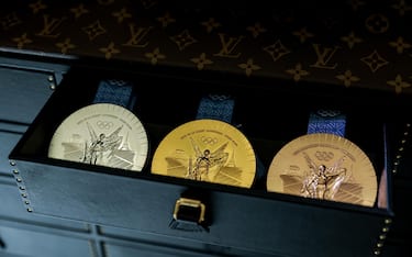 epa11246880 Um sorteio aberto exibe as medalhas dos Jogos Olímpicos de Paris 2024 durante uma apresentação à imprensa na casa da família da Louis Vuitton, no subúrbio parisiense de Asnieres sur Seine, França, em 27 de março de 2024. Por ocasião dos Jogos Olímpicos de Paris 2024, Moet Hennessy Louis A Vuitton (LVMH) abre seus workshops para a imprensa mostrar sua produção de estojos para transporte de medalhas, bem como o design da tocha olímpica dos Jogos Olímpicos e Paraolímpicos de Paris 2024.  As instalações em Asnieres sur Seine são a casa histórica da Louis Vuitton e abrigam oficinas e espaços para exposições.  Em julho de 2023, a LVMH tornou-se parceira premium dos Jogos Olímpicos e Paraolímpicos de Paris.  Os Jogos Olímpicos e Paraolímpicos Paris 2024 acontecerão de 26 de julho a 11 de agosto de 2024. EPA/TERESA SUAREZ