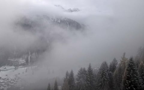 Prima neve di stagione a Falcade, sulle Dolomiti bellunesi, 20 novembre 2025.