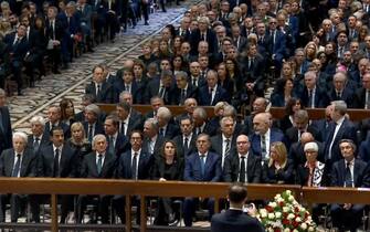 Il presidente della Repubblica Sergio Mattarella seduto in prima fila nel duomo per i funerali di Berlusconi, Milano, 14 giugno 2023. ANSA / RAI