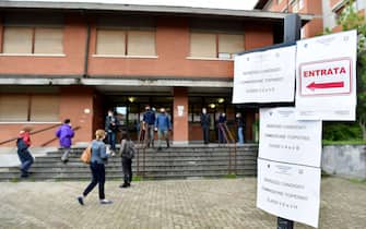 Studenti impegnati nei colloqui per l’esame di maturità alla scuola Colombatto, Torino, 17 gugno 2020. ANSA/ALESSANDRO DI MARCO