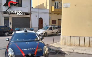 Una 17enne è stata accoltellata all'addome la scorsa notte a San Vito dei Normanni, in provincia di Brindisi, ed è ora ricoverata in gravi condizioni in ospedale. I carabinieri hanno fermato il presunto autore del gesto, un 52enne, accusato di tentato omicidio.
ANSA/CARABINIERI
+++ ANSA PROVIDES ACCESS TO THIS HANDOUT PHOTO TO BE USED SOLELY TO ILLUSTRATE NEWS REPORTING OR COMMENTARY ON THE FACTS OR EVENTS DEPICTED IN THIS IMAGE; NO ARCHIVING; NO LICENSING +++ NPK +++