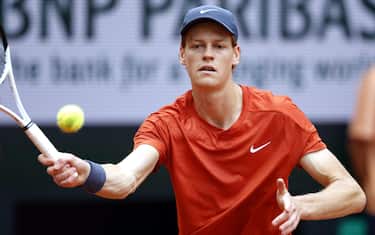 epa11373109 Jannik Sinner of Italy in action during his Men's Singles 1st round match against Christopher Eubanks of the USA during the French Open Grand Slam tennis tournament at Roland Garros in Paris, France, 27 May 2024.  EPA/YOAN VALAT