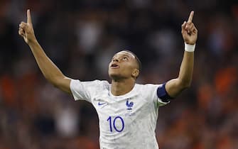 epa10917962 Kylian Mbappe of France celebrates the 0-2 during the UEFA Euro 2024 group B qualifying soccer match between the Netherlands and France, in Amsterdam, the Netherlands, 13 October 2023.  EPA/MAURICE VAN STEEN