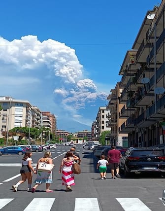 Eruzione Etna Etna: intensa attività dal Sud-Est, emessa alta nube eruttiva
Forti esplosioni e trabocco lavico. Vona rosso, aeroporto attivo