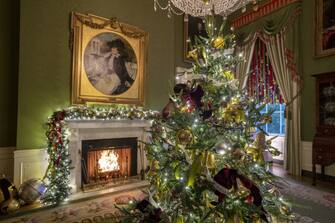 “Ciò che condividiamo è molto più grande delle cose che ci separano. L’anima della nostra Nazione è, ed è sempre stata, noi il popolo”. Così la First Lady Jill Biden presentando nella East Room della Casa Bianca le decorazioni di Natale