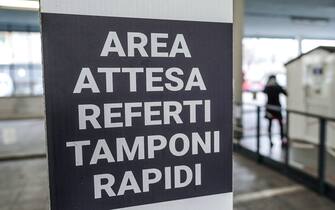 Covid, pazienti all'hotspot tamponi di via Negarville, a Torino, il 31 dicembre 2022. Il centro è l'unico rimasto in città, gestito dall'Asl Città di Torino ANSA/JESSICA PASQUALON