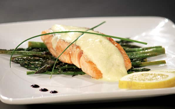 Filetto di salmone su letto di mini-asparagi e chantilly froide