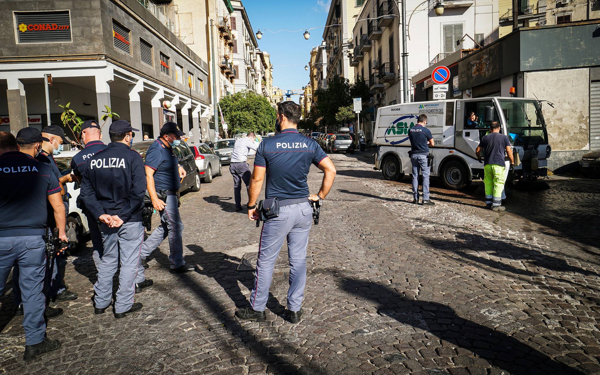 Conflitto a fuoco con polizia, muore rapinatore 17enne. Un rapinatore è morto e un altro arrestato in un conflitto a fuoco con la polizia nella notte a Napoli. La vittima è un minore di 17 anni. Gli agenti sono intervenuti per sventare una rapina ai danni di alcuni minorenni. Napoli 24 Ottobre 2020 ANSA/CESARE ABBATE/