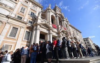 Primo giorno di visita dei fedeli della tomba di Papa Francesco nella Basilica di Santa Maria Maggiore 
Roma, 27 aprile 2025
ANSA/FABIO CIMAGLIA

