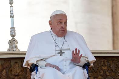 Papa Francesco è arrivato a sorpresa in Piazza San Pietro al termine della messa per il Giubileo degli ammalati e del mondo della sanità.Città del Vaticano, 6 aprile 2025 ANSA/GIUSEPPE LAMI