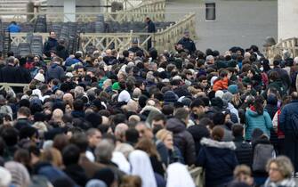 Gli omaggi dei fedeli per l'ultimo saluto a Papa Ratzinger a San Pietro