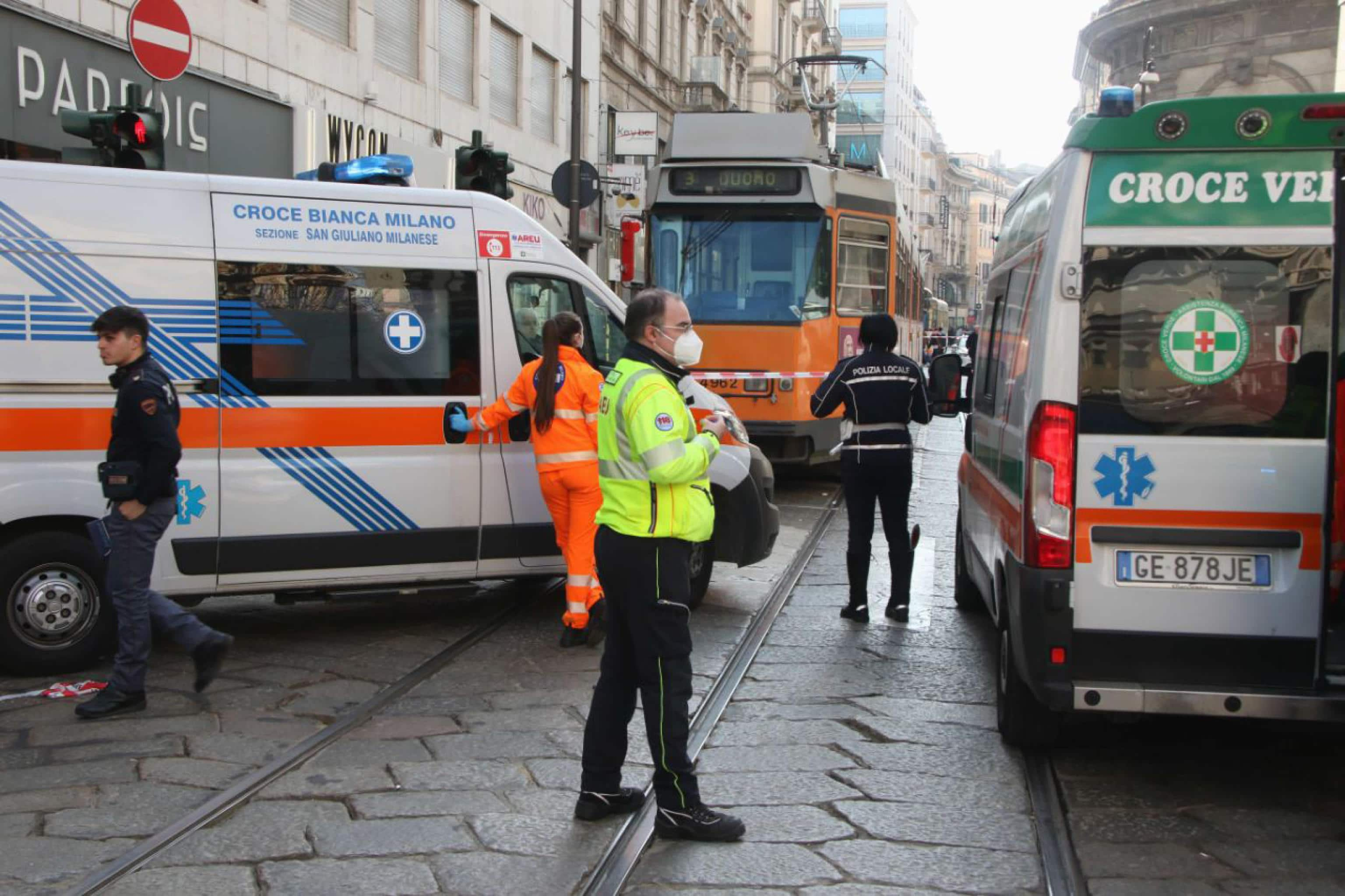 Il punto in cui un tram in via Torino, nel pieno centro di Milano a pochi passi dal Duomo, intorno alle 13:30, ha investito una ragazza di 20 anni, 18 Febbraio 2023. ANSA/PAOLO SALMOIRAGO