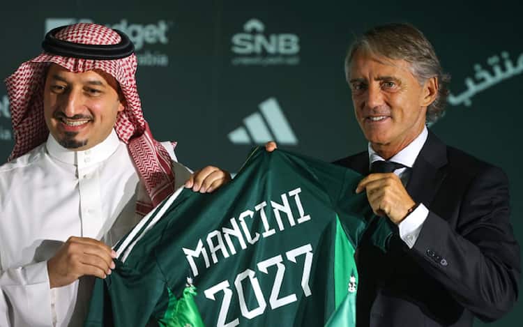 Roberto Mancini e il presidente della federazione saudita di calcio Yasser al-Misehal