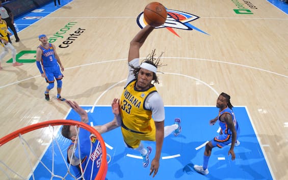 https://static.sky.it/editorialimages/0ac1829b67eb8f8478a66e84eb3068ebea668e1d/skysport/it/nba/video/2025/06/09/nba-finals-myles-turner-schiacciata-gara-2-video/myles_turner_finals_getty.jpg?im=Resize,width=565