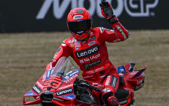 https://static.sky.it/editorialimages/0ac33af5cdaf13f90fed1d6042e297d2bc42c66a/skysport/it/motori/motogp/lgp-detail-page/2025/granpremio-francia/live/prove-libere-2/marquez_saluto-dorna_le_mans.jpg?im=Resize,width=565