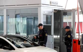 epa10930324 Slovenian police officers check vehicles at the Obrezje-Bregana border between Slovenia and Croatia crossing near Obrezje village, Slovenia, 21 October 2023. On 21 October, Ljubljana temporarily reinstated traffic controls along its border sections shared with Croatia and Hungary, justifying the measures as part of necessary steps to tighten national security against potential terrorist attacks and to curb the increased illegal migration coming from the Middle East.  EPA/ANTONIO BAT