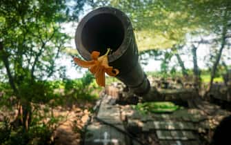 epa10724671 A flower resting on the mouth of a tank's gun as members of Ukraine's 59th Separate Motorized Infantry Brigade named after Yakiv Handziuk conduct repairs on it near a frontline in the Donetsk direction, eastern Ukraine, 02 July 2023 (issued 03 July 2023), amid the Russian invasion. Russian troops entered Ukrainian territory in February 2022, starting a conflict that has provoked destruction and a humanitarian crisis.  EPA/NIKOLETTA STOYANOVA