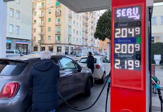 Automobilisti fanno il pieno ad un distributore di carburante no logo (una 'pompa bianca'') a Torino, 13 gennaio 2023. ANSA/ALESSANDRO DI MARCO