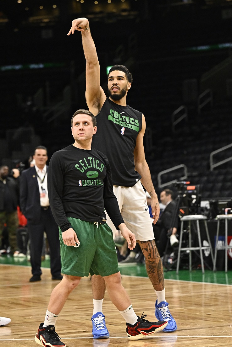 Matt Reynolds con Jayson Tatum BOSTON, MA - MAY 3: Assistant Coach Matt Reynolds and Jayson Tatum #0 of the Boston Celtics warm up before the game against the Philadelphia 76ers during Round 2 Game 2 of the Eastern Conference Semi-Finals 2023 NBA Playoffs on May 3, 2023 at the TD Garden in Boston, Massachusetts. NOTE TO USER: User expressly acknowledges and agrees that, by downloading and or using this photograph, User is consenting to the terms and conditions of the Getty Images License Agreement. Mandatory Copyright Notice: Copyright 2023 NBAE (Photo by David Dow/NBAE via Getty Images)