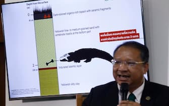 epa10925055 Director of the Thai ministry of natural resources and environment's fossil protection division Preecha Saithong explains the paleontological discovery of a fossil of a new ancient alligator species  'Alligator Munensis', during a press conference at the Mineral Resources Department in Bangkok, Thailand, 18 October 2023. The new species Alligator Munensis' fossil was discovered in April 2005 in Nakhon Ratchasima province of Thailand and is at most 230,000 years old.  EPA/NARONG SANGNAK