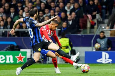 epa11218855 Atletico's Samu Lino (R) in action against Inter's Hakan Calhanoglu (L) during the UEFA Champions League round of 16 second leg soccer match between Atletico de Madrid and FC Inter, in Madrid, Spain, 13 March 2024.  EPA/Mariscal