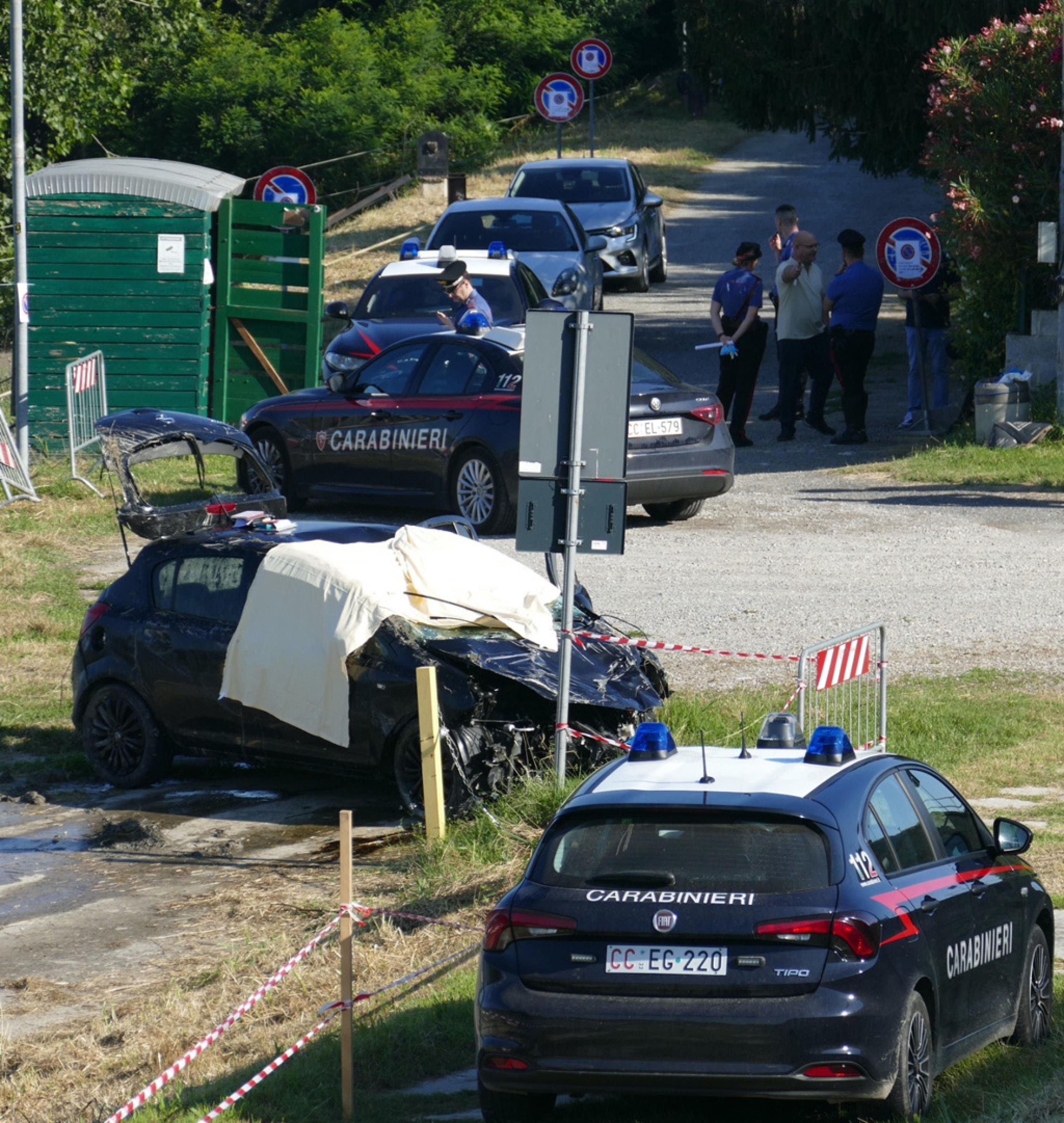 L'auto finita nel Po recuperata dai soccorritori a Casalmaggiore (Cremona), 5 luglio 2024.
ANSA/Mauro Cabrini