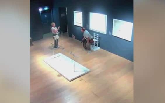 sedia van gogh di bolla danneggiata da turisti a verona