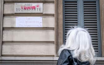 Milano - Azione simbolica delle attiviste di Non Una di Meno che hanno ribattezzato la toponomastica di strade e piazze con nomi di donne in preparazione all'8 marzo. Foro Bonaparte (Milano - 2021-03-06, Marco Passaro) p.s. la foto e' utilizzabile nel rispetto del contesto in cui e' stata scattata, e senza intento diffamatorio del decoro delle persone rappresentate