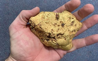 epa07586570 An undated handout photo made available by Finders Keepers Gold Prospecting Kalgoorlie on 20 May 2019 shows a 1.4kg gold nugget, estimated to be worth 100,000 Australian dollar (about 69,000 US dollar) that was found by an Australian man using a metal detector in Western Australia's gold fields.  EPA/MATT COOK/FINDERS KEEPERS GOLD PROSPECTING KALGOORLIE HANDOUT  AUSTRALIA AND NEW ZEALAND OUT HANDOUT EDITORIAL USE ONLY/NO SALES