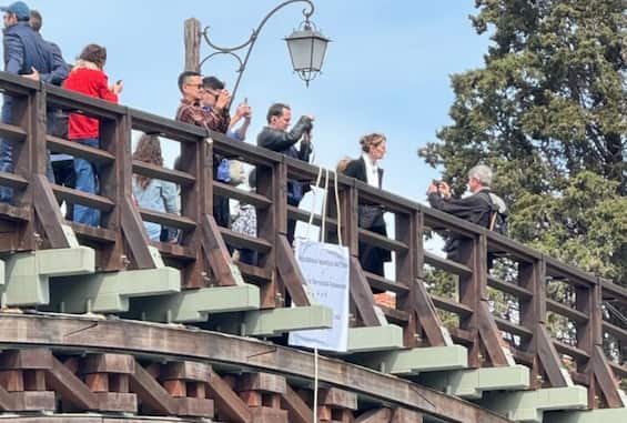 Biennale di Venezia, un cappio appeso al ponte per protesta contro l
