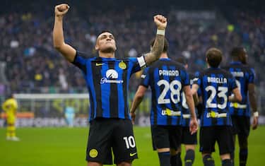 MILAN, ITALY - JANUARY 06: Lautaro Martinez of FC Internazionale celebrates after scoring his team's first goal during the Serie A TIM match between FC Internazionale and Hellas Verona FC at Stadio Giuseppe Meazza on January 06, 2024 in Milan, Italy. (Photo by Francesco Scaccianoce/Getty Images)