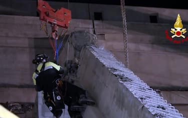 Sale a quattro il bilancio del crollo nel cantiere di un supermercato a Firenze, 17 febbraio 2024. I Vigili del Fuoco, che hanno lavorato tra le macerie tutta la notte, hanno recuperato il corpo di un quarto operaio. Al momento dunque resta disperso un solo operaio.    NPK     Vigili del Fuoco     +++ ANSA PROVIDES ACCESS TO THIS HANDOUT PHOTO TO BE USED SOLELY TO ILLUSTRATE NEWS REPORTING OR COMMENTARY ON THE FACTS OR EVENTS DEPICTED IN THIS IMAGE; NO ARCHIVING; NO LICENSING +++