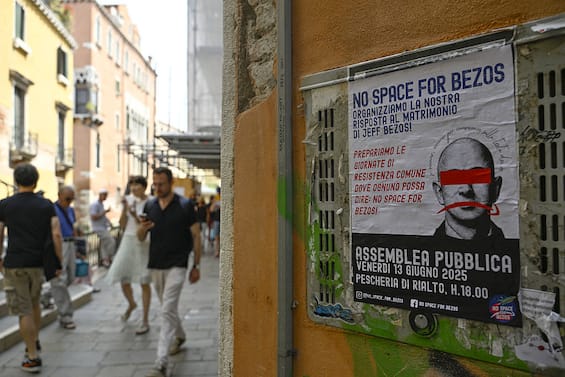 venezia tensioni in piazza san marco per protesta no bezos