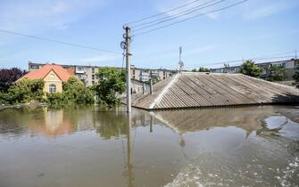 epa10677354 A flooded area of Kherson, Ukraine, 07 June 2023. Ukraine has accused Russian forces of destroying a critical dam and hydroelectric power plant on the Dnipro River in the Kherson region along the front line in southern Ukraine on 06 June. A number of settlements were completely or partially flooded, Kherson region governor Oleksandr Prokudin said on telegram. Russian troops entered Ukraine in February 2022 starting a conflict that has provoked destruction and a humanitarian crisis.  EPA/MYKOLA TYMCHENKO