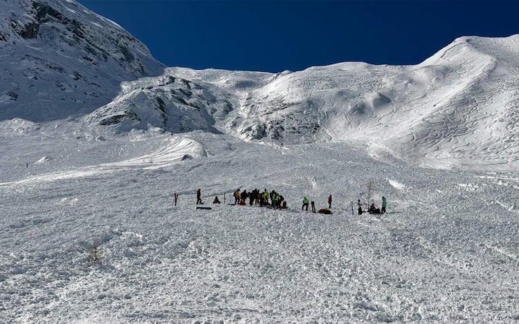 Il Soccorso alpino e speleologico del Trentino nella zona di Capanna Presena colpita da una valanga che ha causato la morte di uno dei tre
scialpinisti che ne erano stati travolti, 17 marzo 2025. Lo apprende l'ANSA.     NPK    ANSA / Ufficio stampa Soccorso alpino e speleologico del Trentino    +++ ANSA PROVIDES ACCESS TO THIS HANDOUT PHOTO TO BE USED SOLELY TO ILLUSTRATE NEWS REPORTING OR COMMENTARY ON THE FACTS OR EVENTS DEPICTED IN THIS IMAGE; NO ARCHIVING; NO LICENSING +++