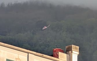 I soccorsi Elicottero in perlustrazione e ricerche nella boscaglia su in montagna nei pressi del luogo della caduta della funivia del Monte Faito che ha provocato quattro vittime e un ferito che versa in condizioni critiche, 17 aprile 2025. ANSA/CESARE ABBATE