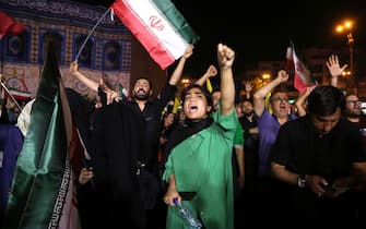 Festeggiamenti a Teheran TEHRAN, IRAN - JUNE 14: Iranians gather in Tehran's Enghelab Square to watch and celebrate the country's ballistic missile retaliation against Israel, following Israeli strikes on June 14, 2025. People waved Iranian, Palestinian, and Hezbollah flags and chanted slogans while thanking military officials during the large-scale rally. (Photo by Fatemeh Bahrami/Anadolu via Getty Images)