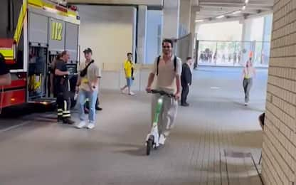 Hummels torna a Dortmund... in monopattino! VIDEO