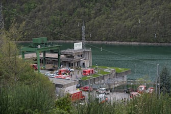 I soccorsi dopo l'esplosione che si è verificata in una centrale idroelettrica del bacino artificiale di Suviana, sull'Appennino Bolognese, 9 aprile 2024. ANSA/ MICHELE LAPINI