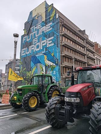 Gli idranti della polizia sono entrati in azione per spegnere i roghi accesi con dei copertoni dagli agricoltori che protestano a Bruxelles contro la politica agricola Ue, 26 febbraio 2024. I mezzi della polizia sono entrati in azione a poche decine di metri dalle sedi della Commissione europea e del Consiglio.
ANSA/ ALESSANDRA BRIGANTI