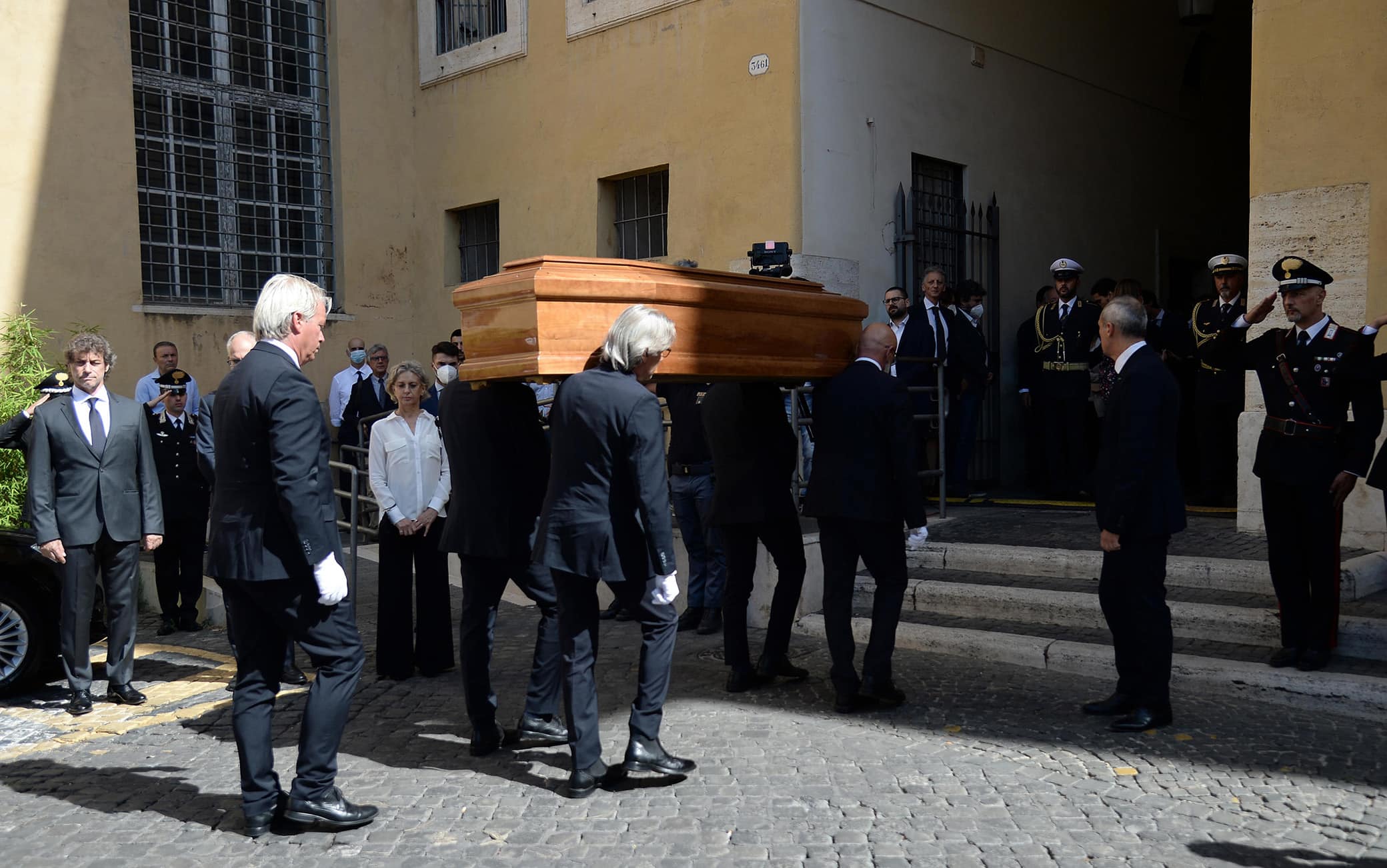 L'arrivo del feretro alla camera ardente di Piero Angela allestita in Campidoglio, Roma, 16 agosto 2022. ANSA/FABIO CIMAGLIA
