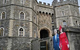 A well-wisher places a cardboard depicting Britain's Catherine, Princess of Wales in front of Windsor Castle as Britain's royal family prepares to attend the Easter Mattins Service at St. George's Chapel, Windsor Castle, on March 31, 2024. (Photo by JUSTIN TALLIS / AFP)