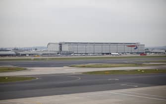 epa11978010 An empty runway at Heathrow Airport in London, Britain, 21 March 2025. Heathrow Airport on 21 March announced it would be closed all day, following a power outage 'due to a fire at an electrical substation supplying the airport'.  EPA/TOLGA AKMEN