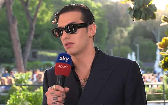 https://static.sky.it/editorialimages/0bab1f5c8ac9f28db25cdc03060cdcfe90dced2b/skysport/it/tennis/video/2025/05/16/atp-roma-achille-lauro-intervista-video/achille_lauro_intervista_sky.jpg?im=Resize,width=565