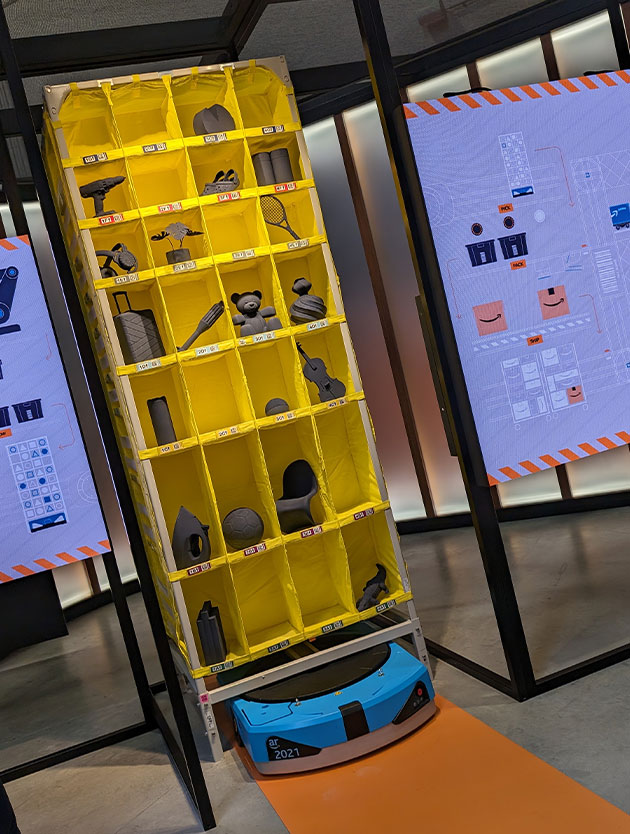 Operations Innovation Lab di Amazon a Vercelli: visita, robot, cosa si ...